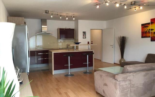 Bright apartment with a free parking garage @ Wienerberg