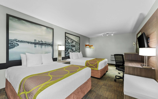 Super 8 by Wyndham Saskatoon Near Saskatoon Airport