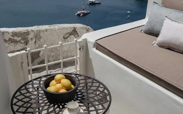 Lunar Sea Suite Hot-tub & Caldera View
