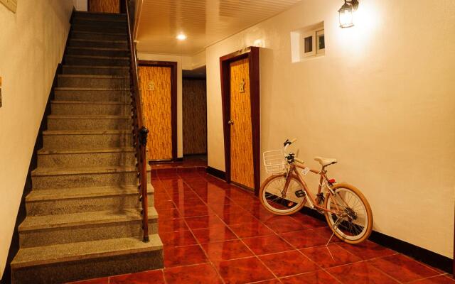 Jeonju Hanok Maeul Yeobyeol Guesthouse