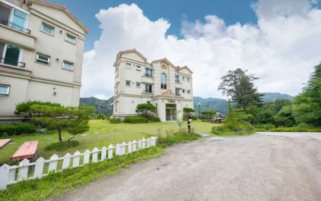 Nami Island Thira Pension