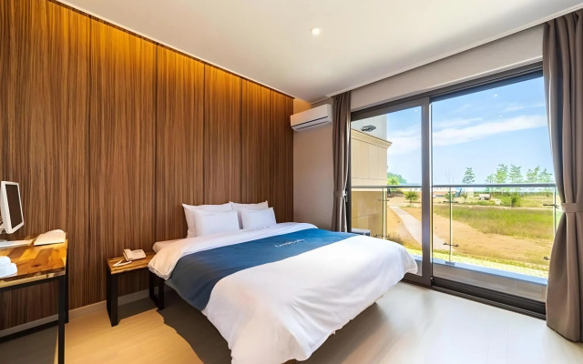 CozyCove Boutique Hotel