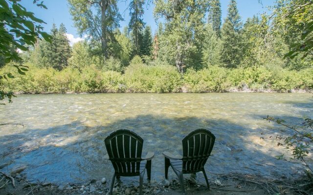 Serenity Pines Lodge in Shugart Flats