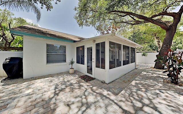 1465 Brier Home - 3 Br Home