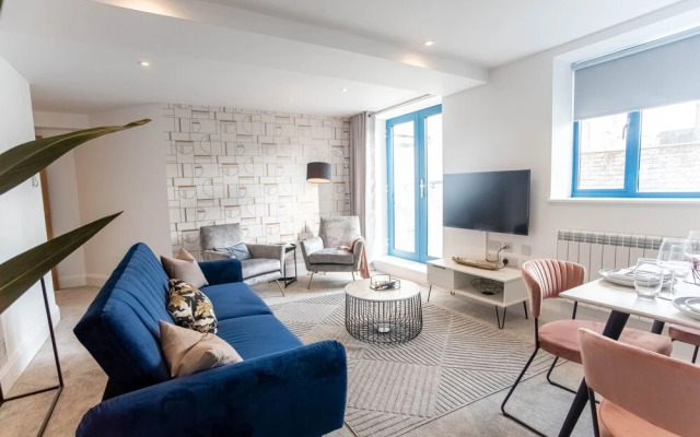 Super Luxe 2 Bed Apartment Torquay - Stunning Harbour View - Near Babbacoombe & Beach.