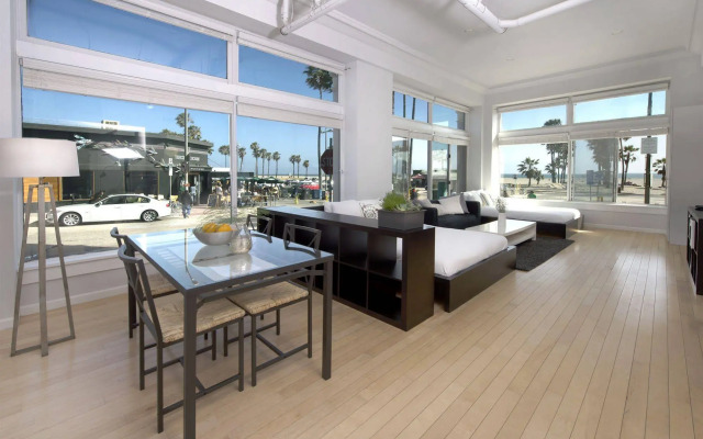 Air Venice on the Beach