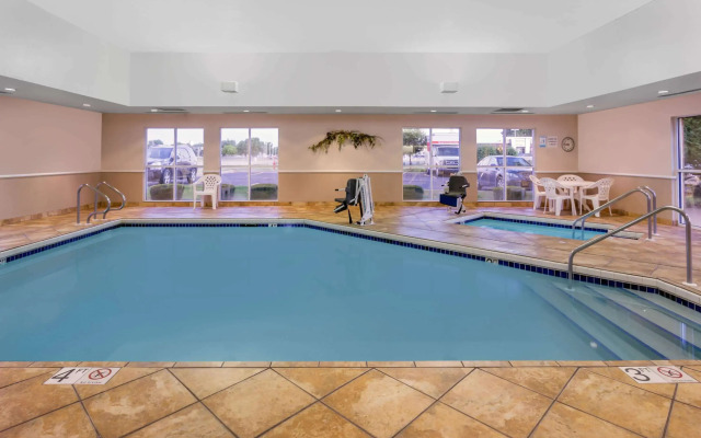 Super 8 by Wyndham Madison South
