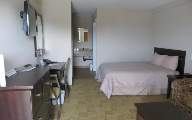 Shoreside Inn & Suites