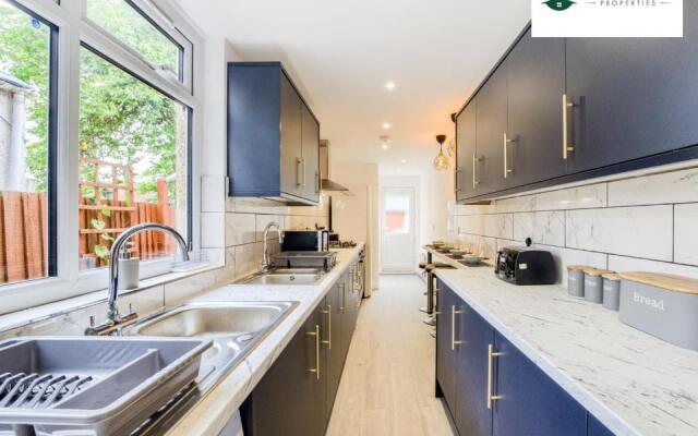 6 Bedroom 6 Bath House By Passionfruitproperties close to Coventry City Centre with garden - RRC