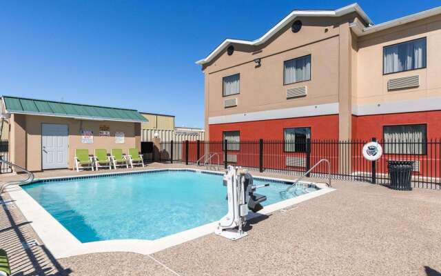 Econo Lodge Inn & Suites East