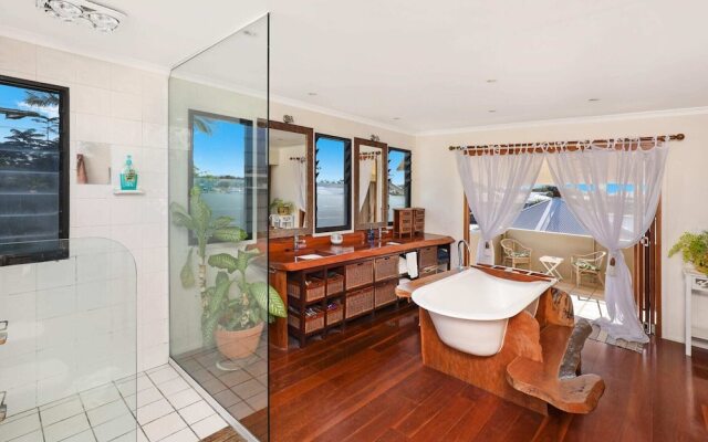 Schman55-Waterfront, Resort-Style Entertainer