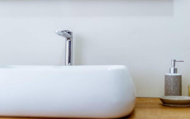 Home la Quiete. Two Bedrooms, 250m From the Beach