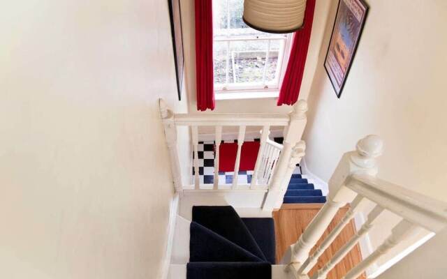 Spacious, Charming 3bd W/Balcony in Kennington