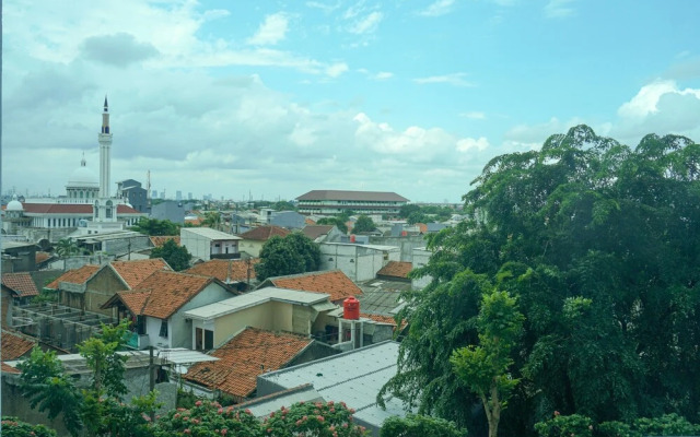 Warm and Relax Stay @ 1BR Puri Mansion Apartment