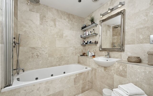 Spacious Pimlico Apartment by Underthedoormat