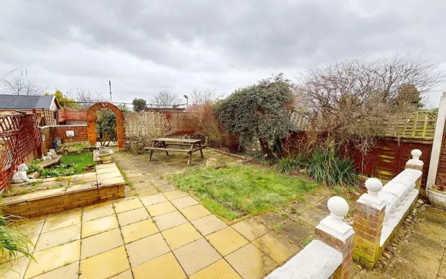 Lovely 3 Bedroom House in Dagenham With Parking