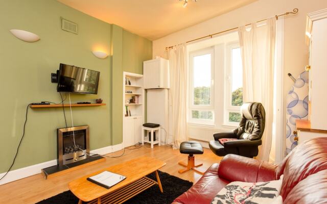 1 Bedroom Apartment Overlooking Park