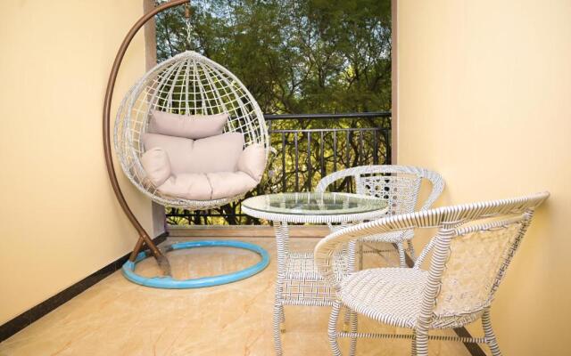 Private room(ensuite) in a 2 bedroom apt with gym.