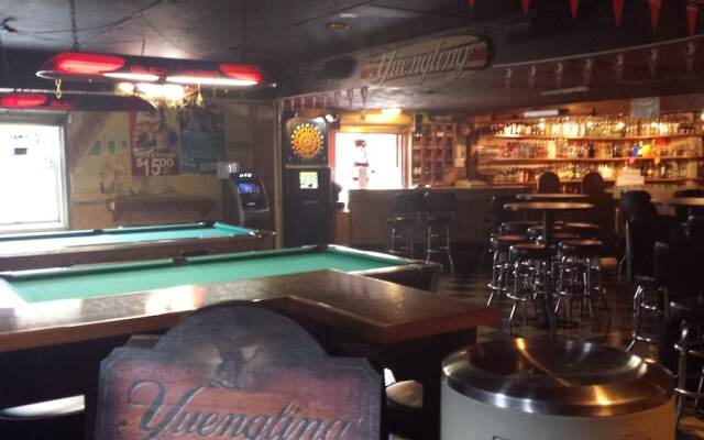 Airport Motor Inn Lounge/Package Store