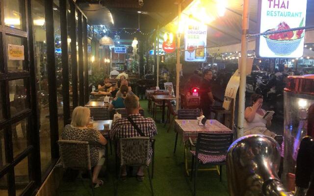 Glad Bangkok Hostel Bar and Restaurant