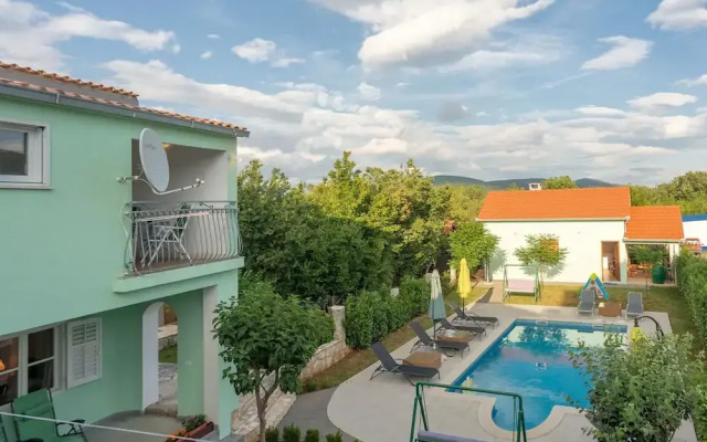 Sunny Escape Holiday Home Dicmo With Pool and Gym