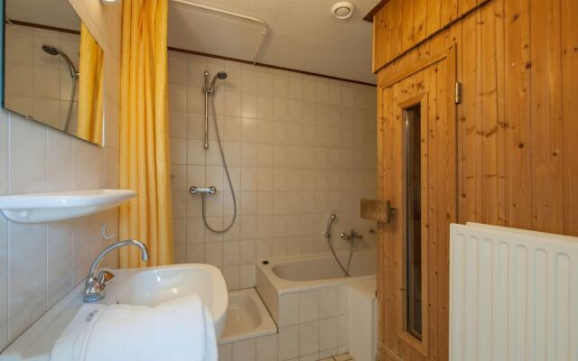 Detached Bungalow, in a Holiday Park Within Walking Distance of the Beach