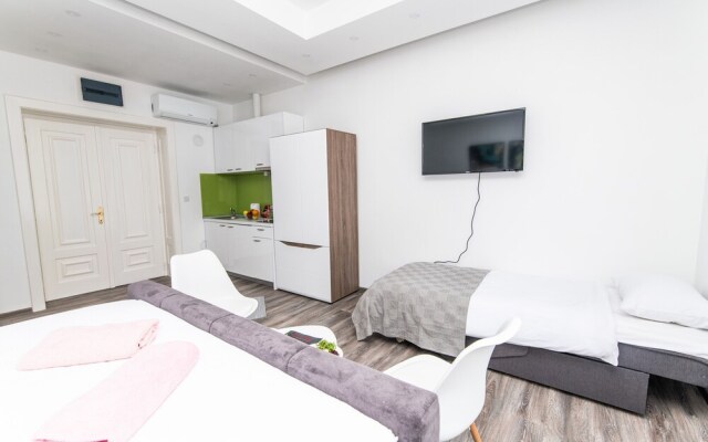 Modern Newly Refurbished Studio Main Street