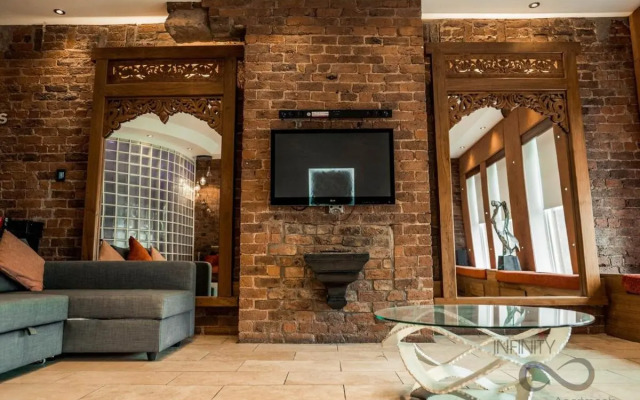 Liverpool Party Pads The Famous 8