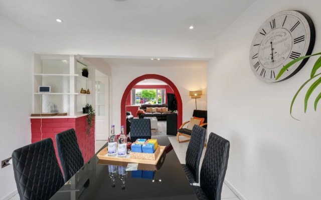 Elegant 5 Bed Home with Garden- Slough