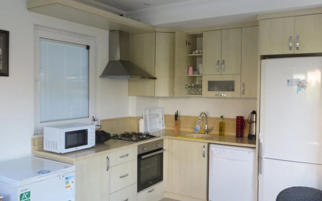 Villasevval-sleeps8-pool-bbq-ac-neartown