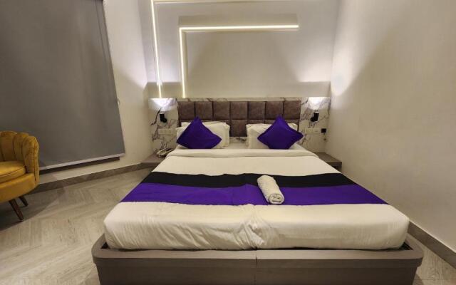 Square 9 Inn - Near Fortis & Huda City Centre
