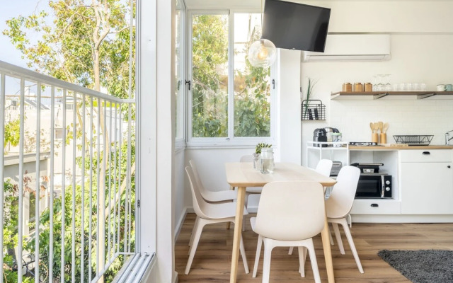 Bright & Sunny Apt in Trendy Location