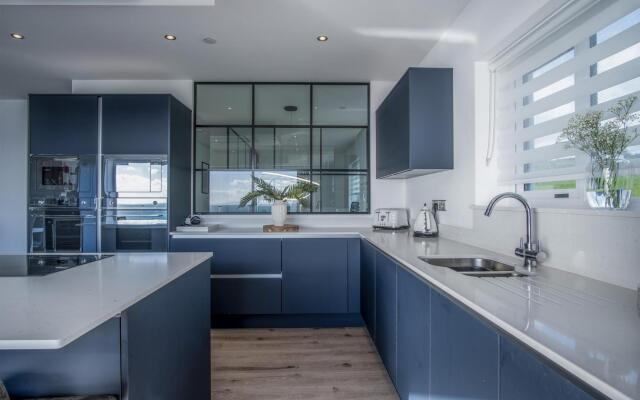 Sunrise - 5 Bedroom Luxurious Holiday Home - Pendine