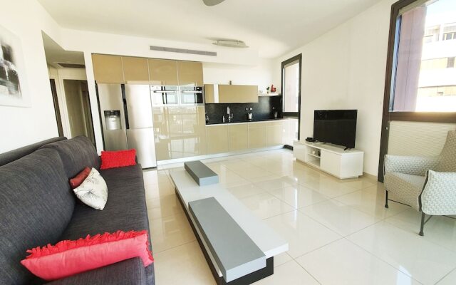 Design Apt Parking Included 2BDR TL16