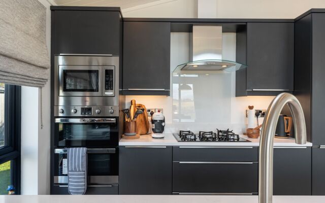 Hiraeth - Luxury Lodge With Hot Tub Close to Beach