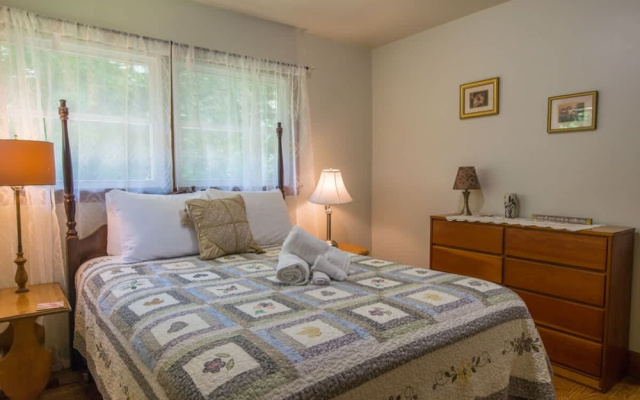 Charming 2BR w Firepit Mountain Views