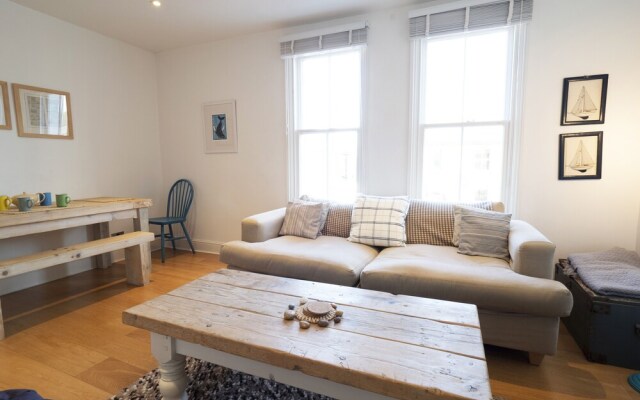 Sail Away - 2-Bed Apartment by the Beach