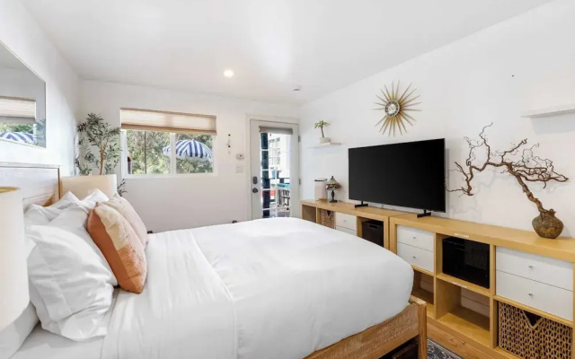 Chic LA Hideaway w/ Soaking Tub, Firepit Lounge & Tranquil Backyard