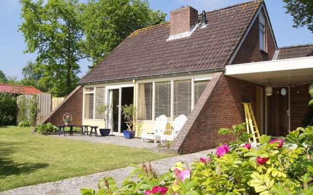 Cozy Holiday Home with Hot Tub in Lauwersoog by Lake