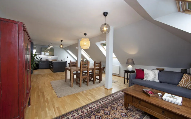 Spacious Treetop Apartment by easyBNB