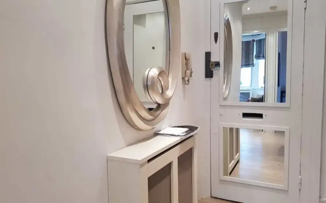 Hans Crescent Apartment