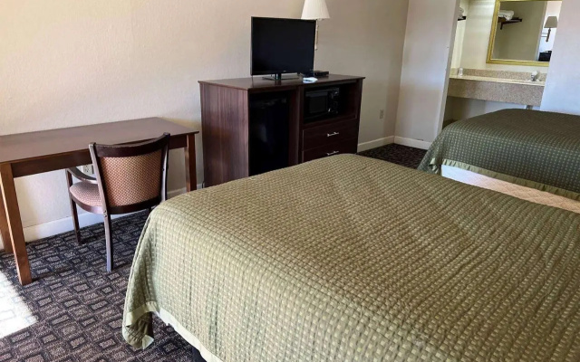 Days Inn & Suites by Wyndham Brewton