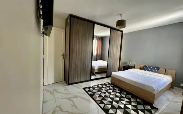 Family apartment 7 minutes from Paris