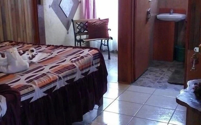 Pensión y Cabinas Colibrí Monteverde B&B