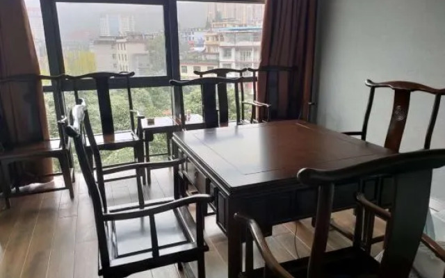 Elong Leisure Hotel (Xiangxi Baojing)