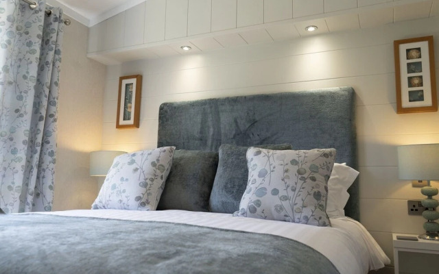 Hollicarrs - Lilypad Lodge