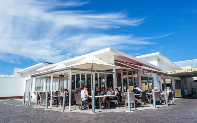 Blackbird at Arlo's - The heart of Glenelg - Wifi