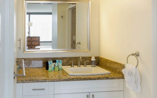 Waikiki Banyan - Ocean View Tower 1 Suite 2214
