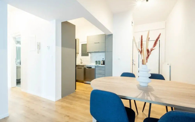 Urban Comfort 2 Bdrm Next to Metro