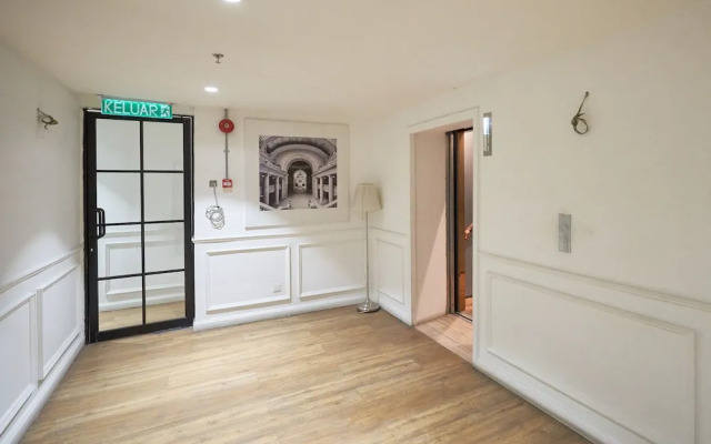 OYO Home 44050 Essential Studio Empire Marriot